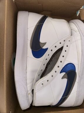 Nike Blazer Mid NN GS in White, Black, Hyper Royal